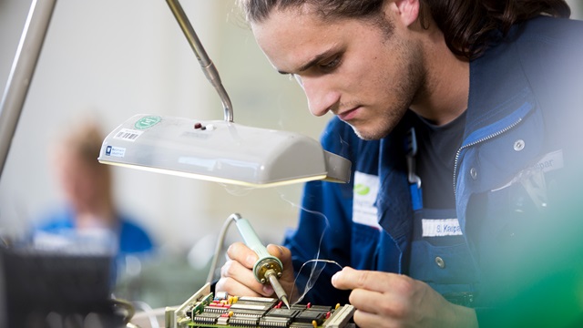 Elektroniker für Automatisierungstechnik lernt Löten am Ausbildungsplatz.