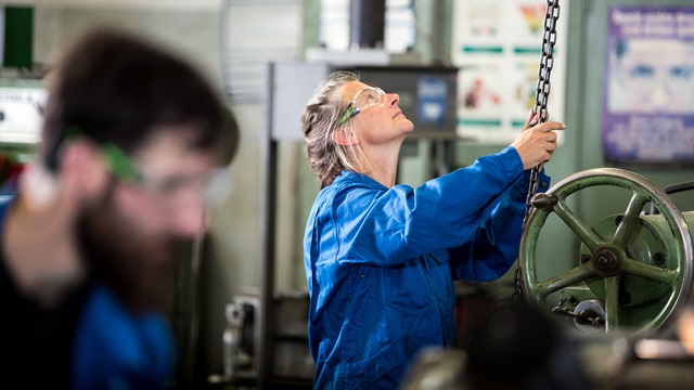 Industriemechaniker erlernen Wartungsarbeiten in United Initiators Ausbildung.