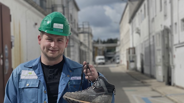United Initiators Ausbilder Florian mit Wanderschuh am Hauptsitz Pullach.
