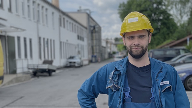Facharbeiter Niklas vor United Initiators Chemiefabrik in Pullach.