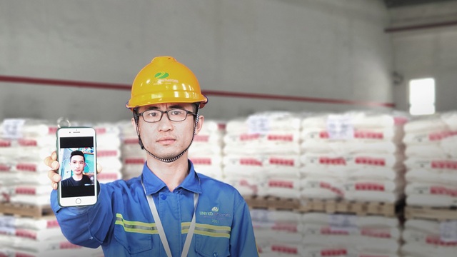 Prozessoptimierer Wu Song an seinem Arbeitsplatz bei United Initiators in Hefei, China.