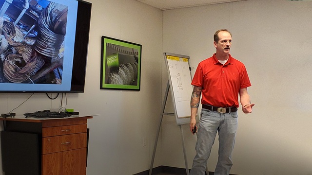 Personalentwickler Bret am United Initiators Standort in den USA.