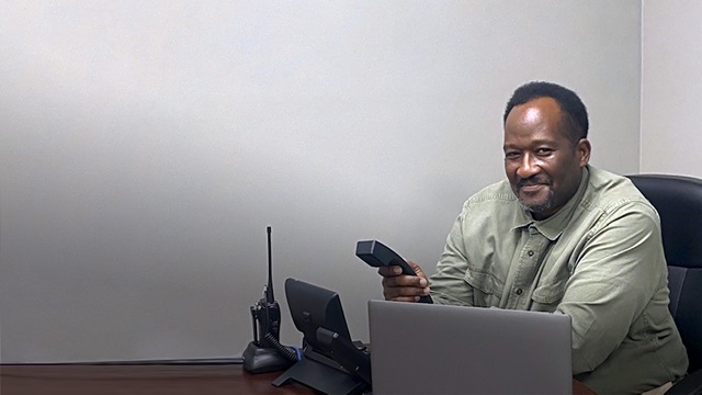 United Initiators Mitarbeiter Rickey in seinem Büro am US-Standort.