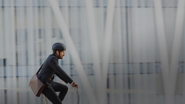 Mann fördert Sustainability, indem er Fahrrad fährt.